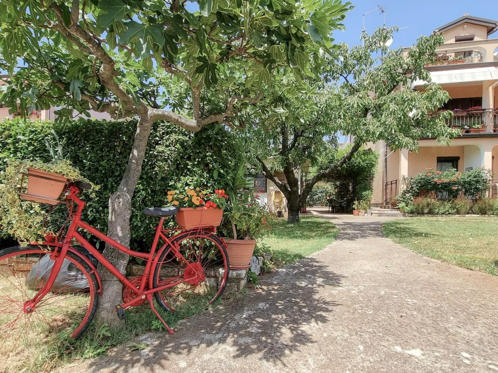 "Nina" mit Blick auf das Wasser-Outside