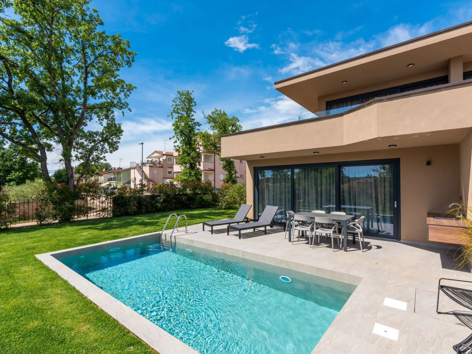 Mit eigenem Garten und Terrasse-Outside