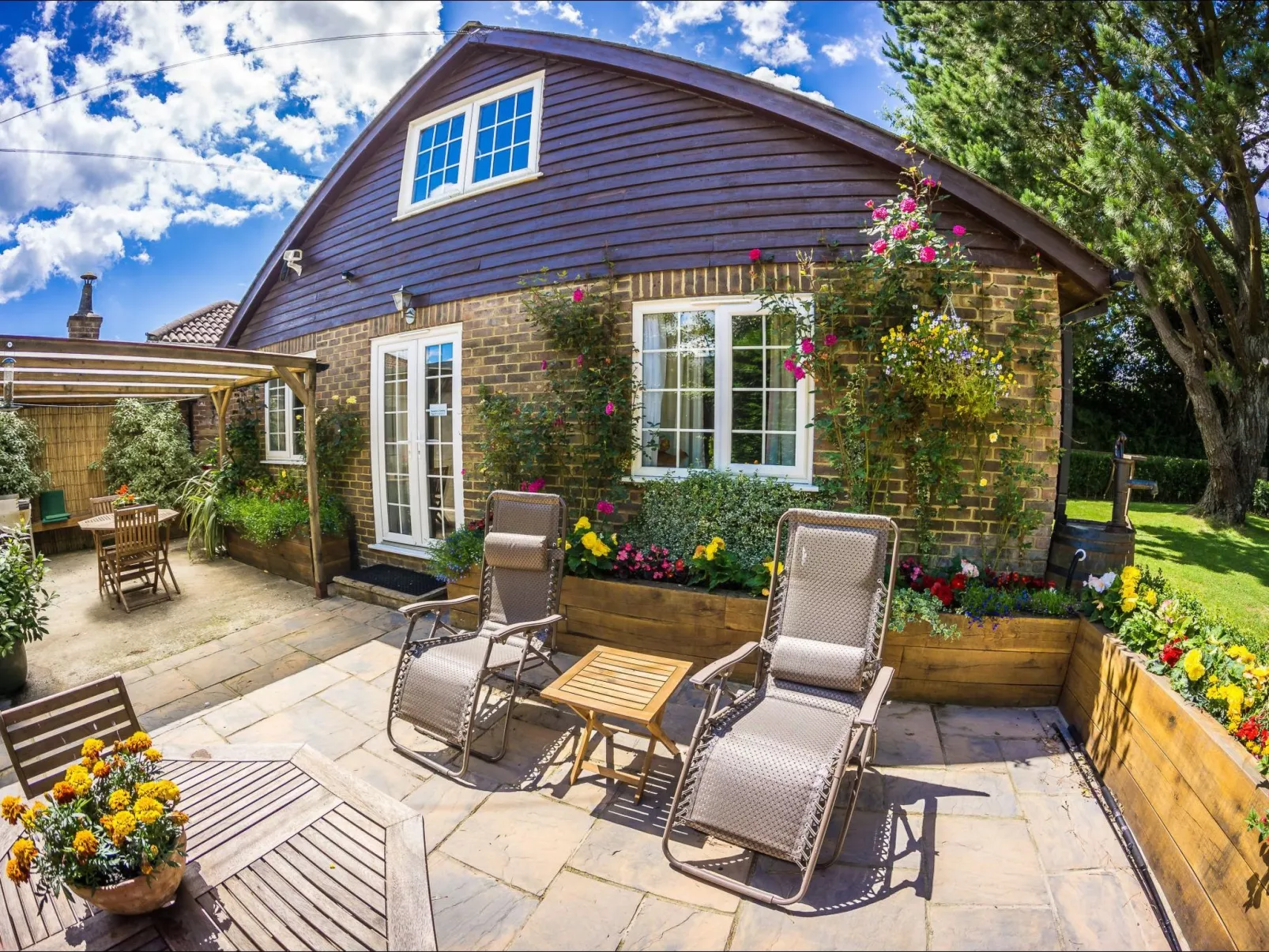 Schönes Ferienhaus in Hastings mit Whirlpool, Terrasse und Garten-Draußen