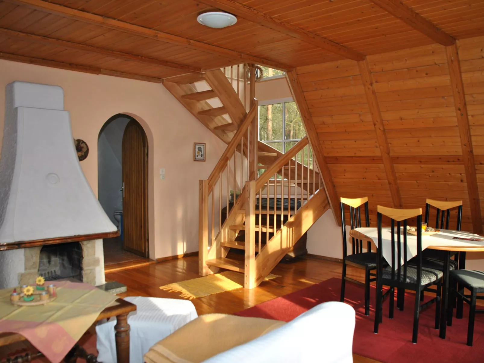 In ruhiger Lage am Waldrand mit Terrasse und großem Grundstück-Drinnen