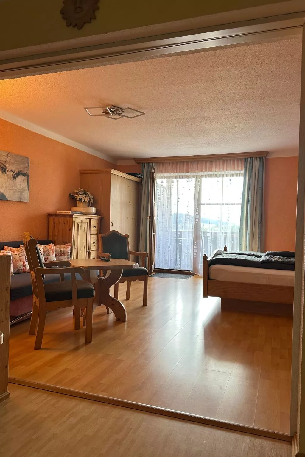 Rachel mit herrlichem Ausblick-Drinnen