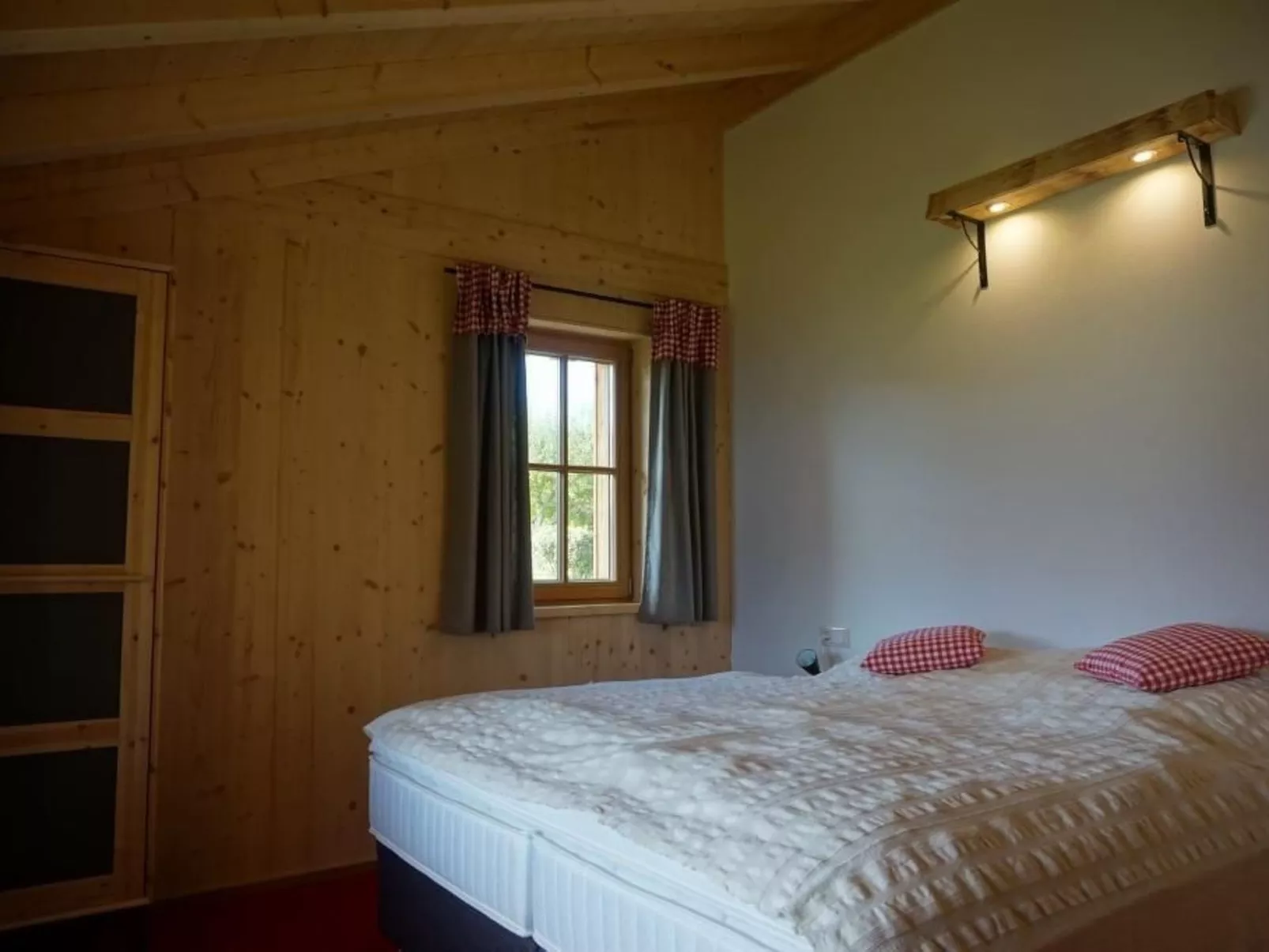 Landgut mit Blick auf das Wasser-Image-tags.info