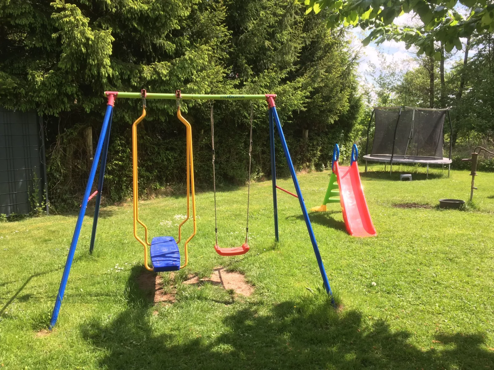 Haus mit Spielwiese-Outside