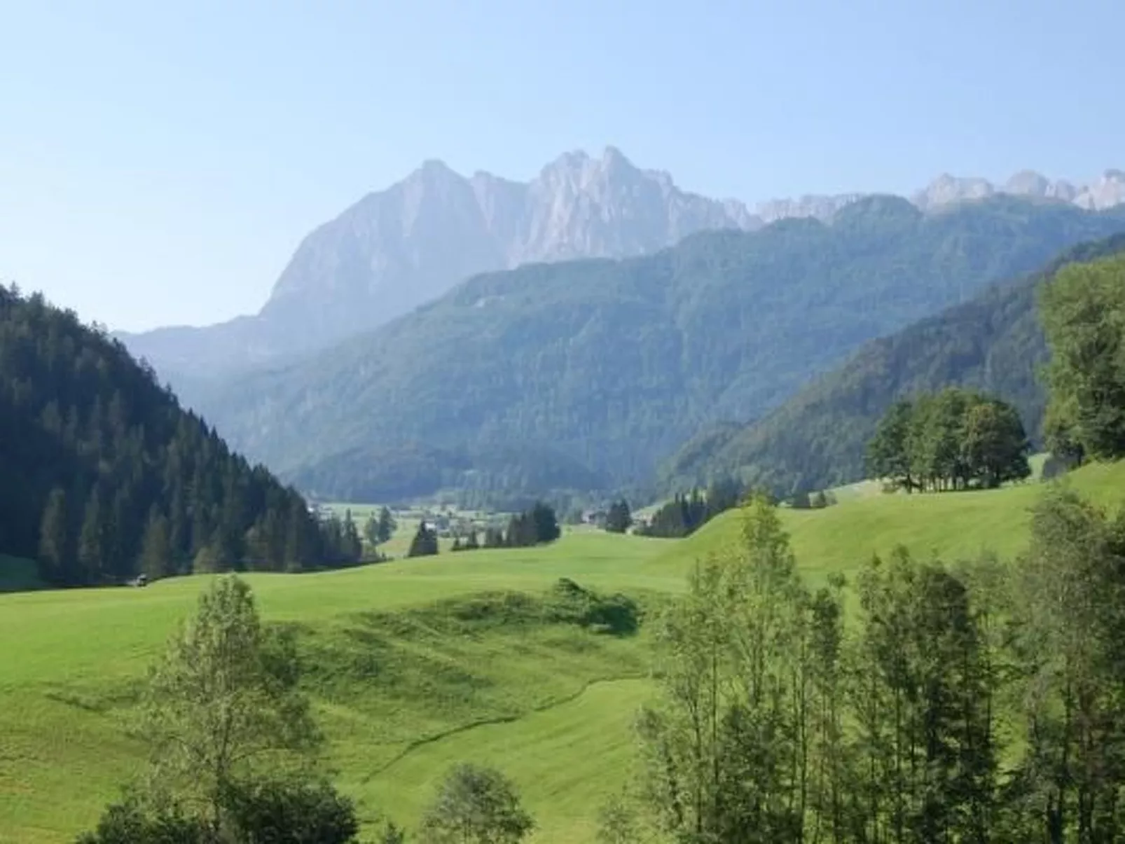 Modernes Luxusapartment am Hang, Wellnessbereich-Draußen