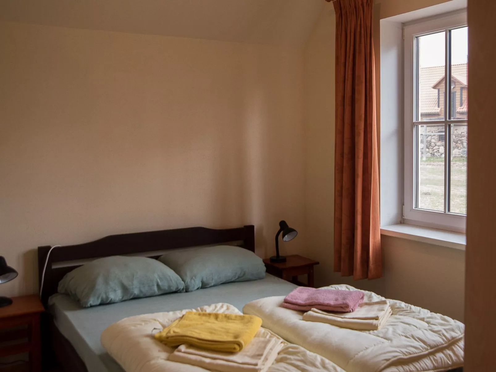 Fuchsbau in Waldnähe - Image-tags.info