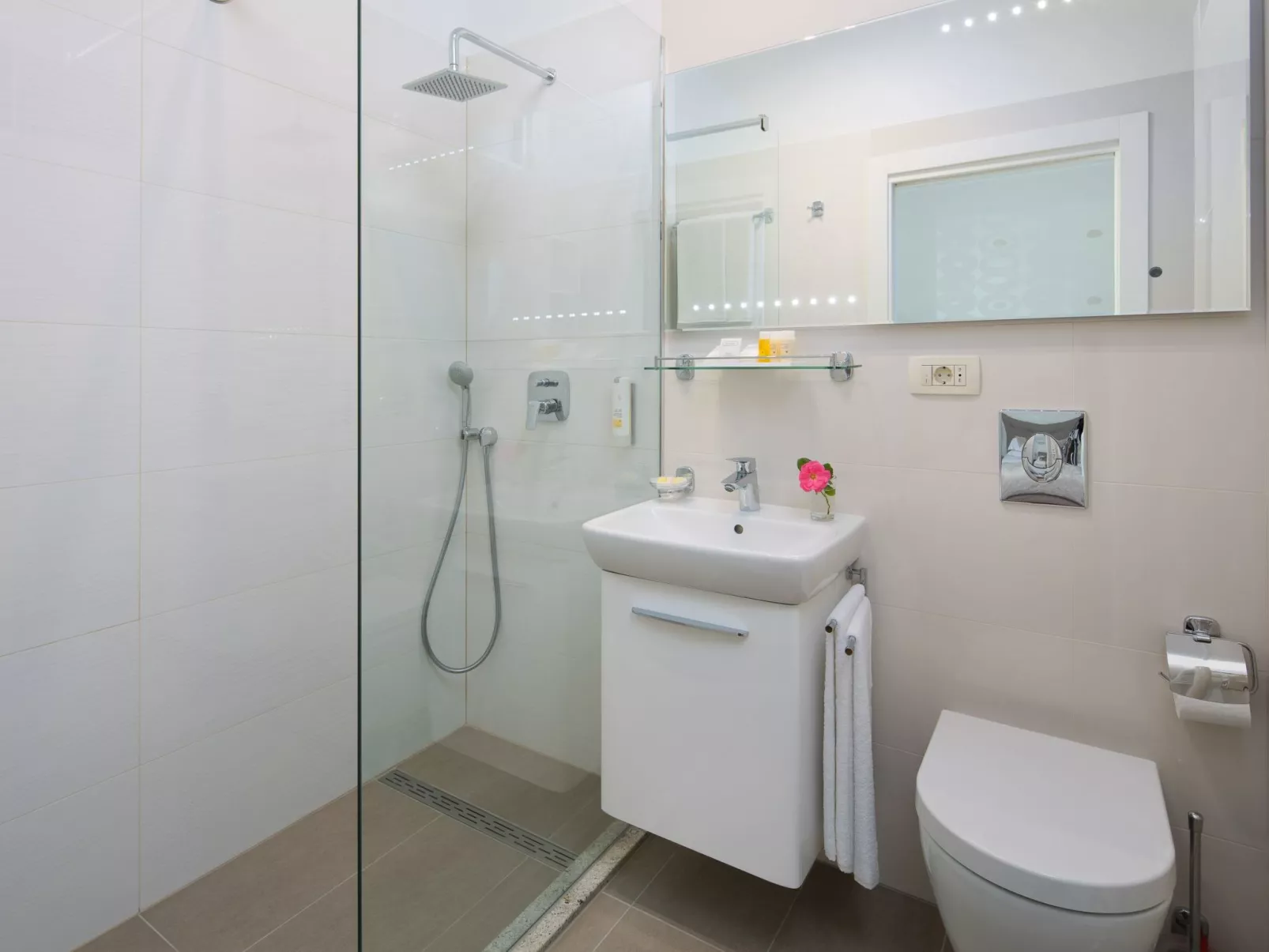 Schöne Villa mit Garten und Biodesign-Pool-Dedans