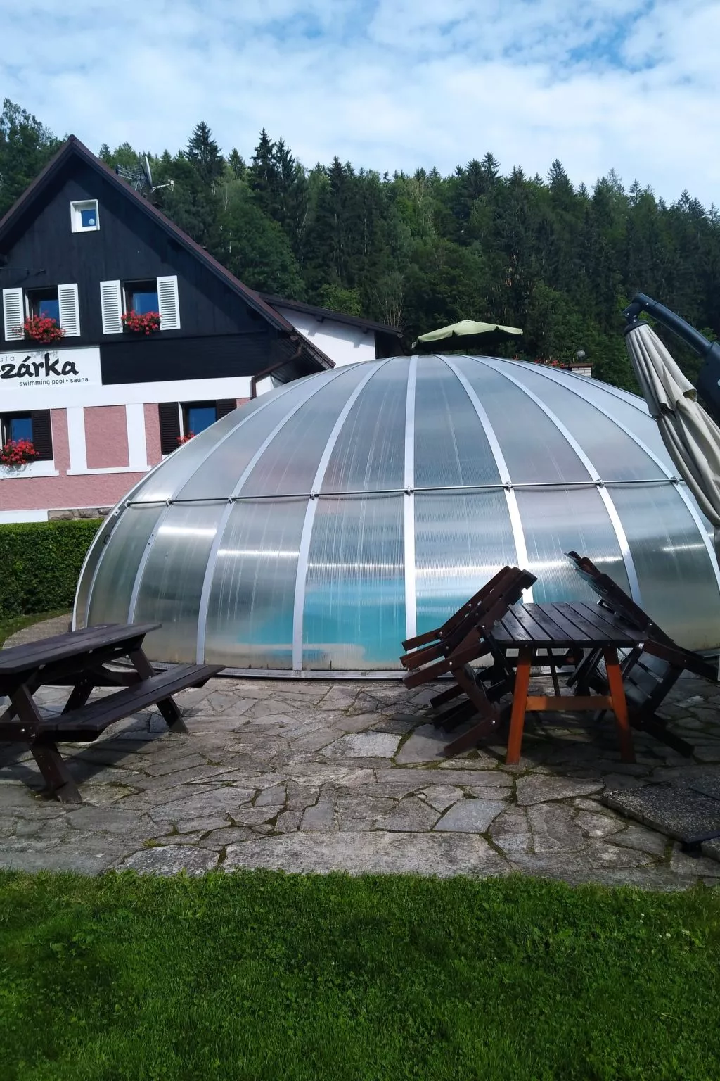 Mit solarbeheiztem Außenpool und Sauna-Inside