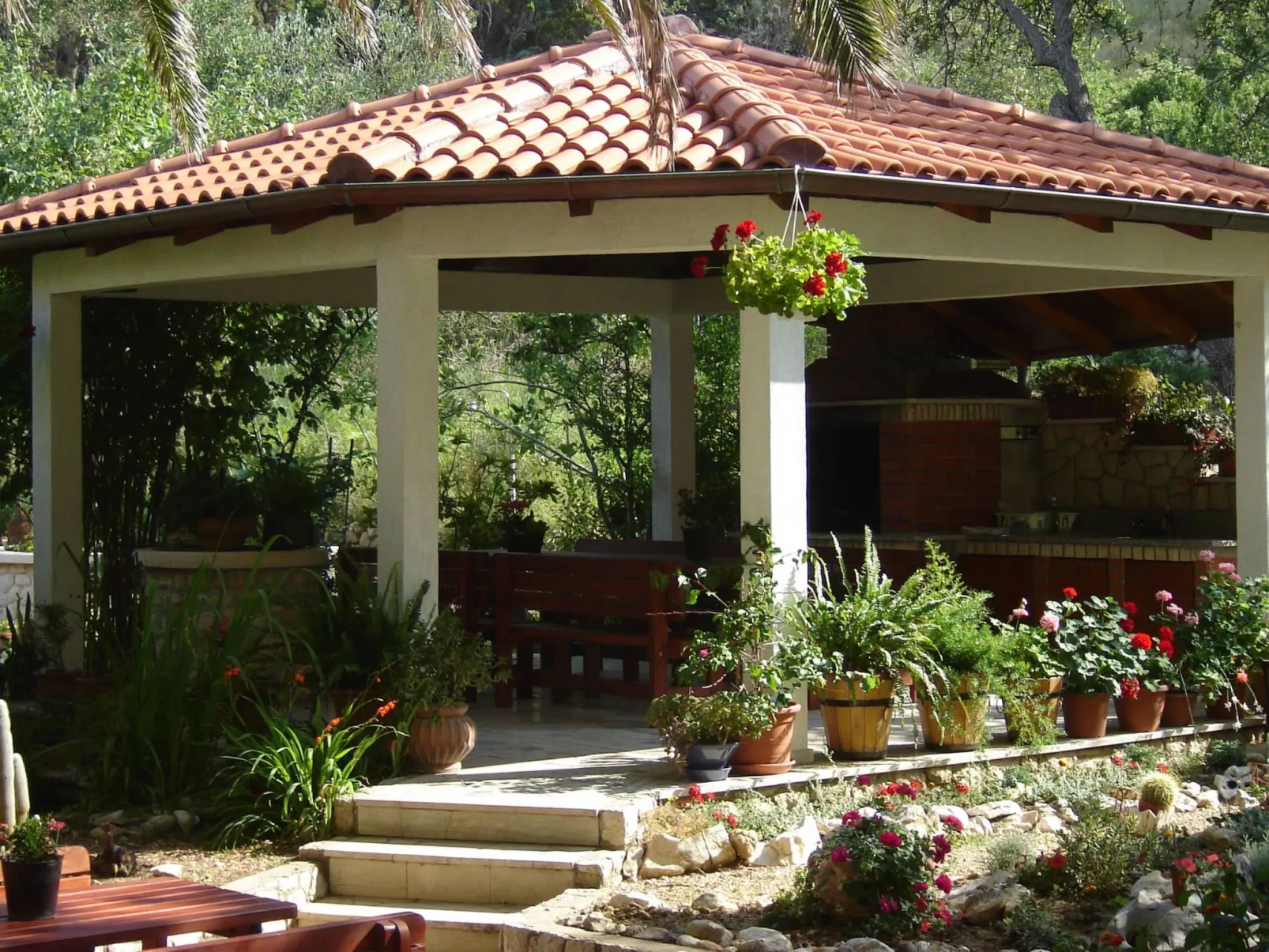 "Grüne" Wohnung mit Swimmingpool-Draußen