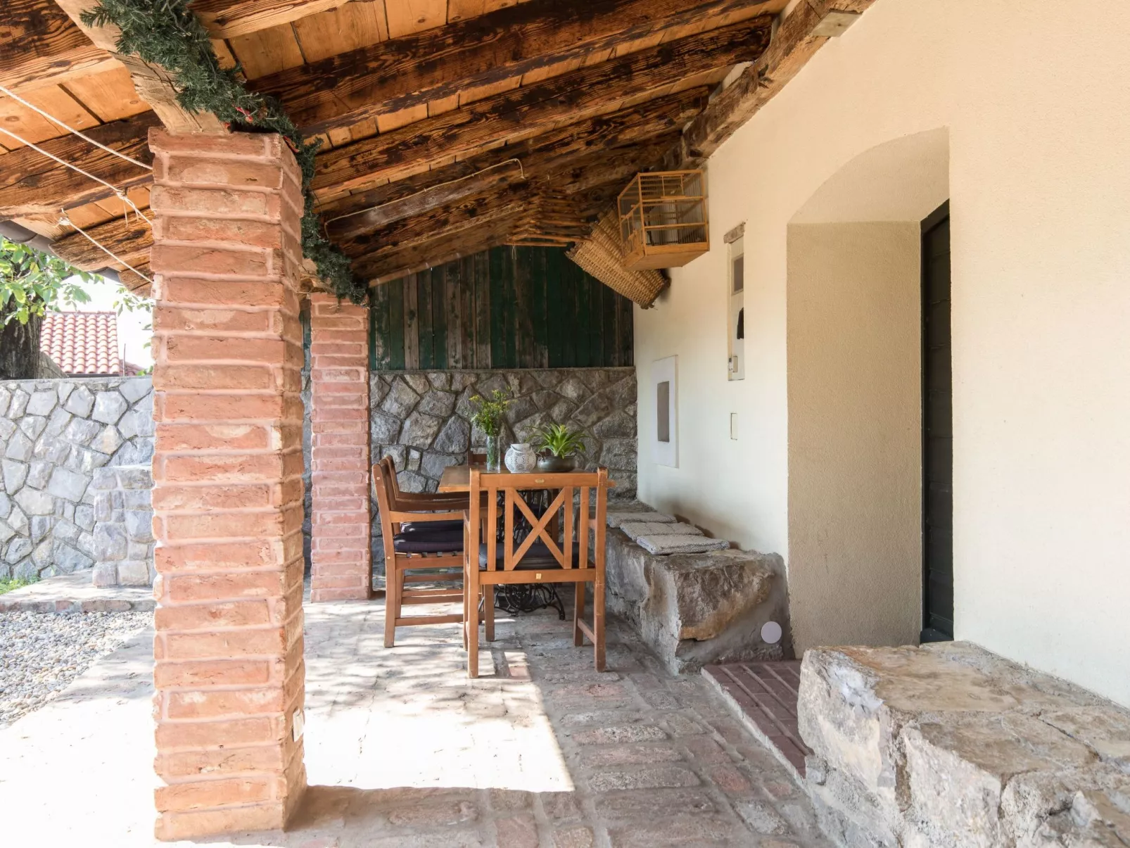 Haus mit modernem Interieur und einer alten Taverne - Outside