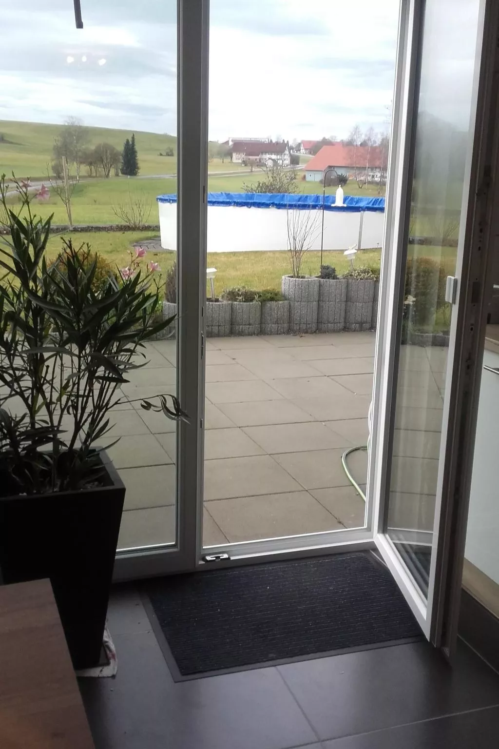 Wohnung mit großer Gartenterrasse und Ausblick-Outside