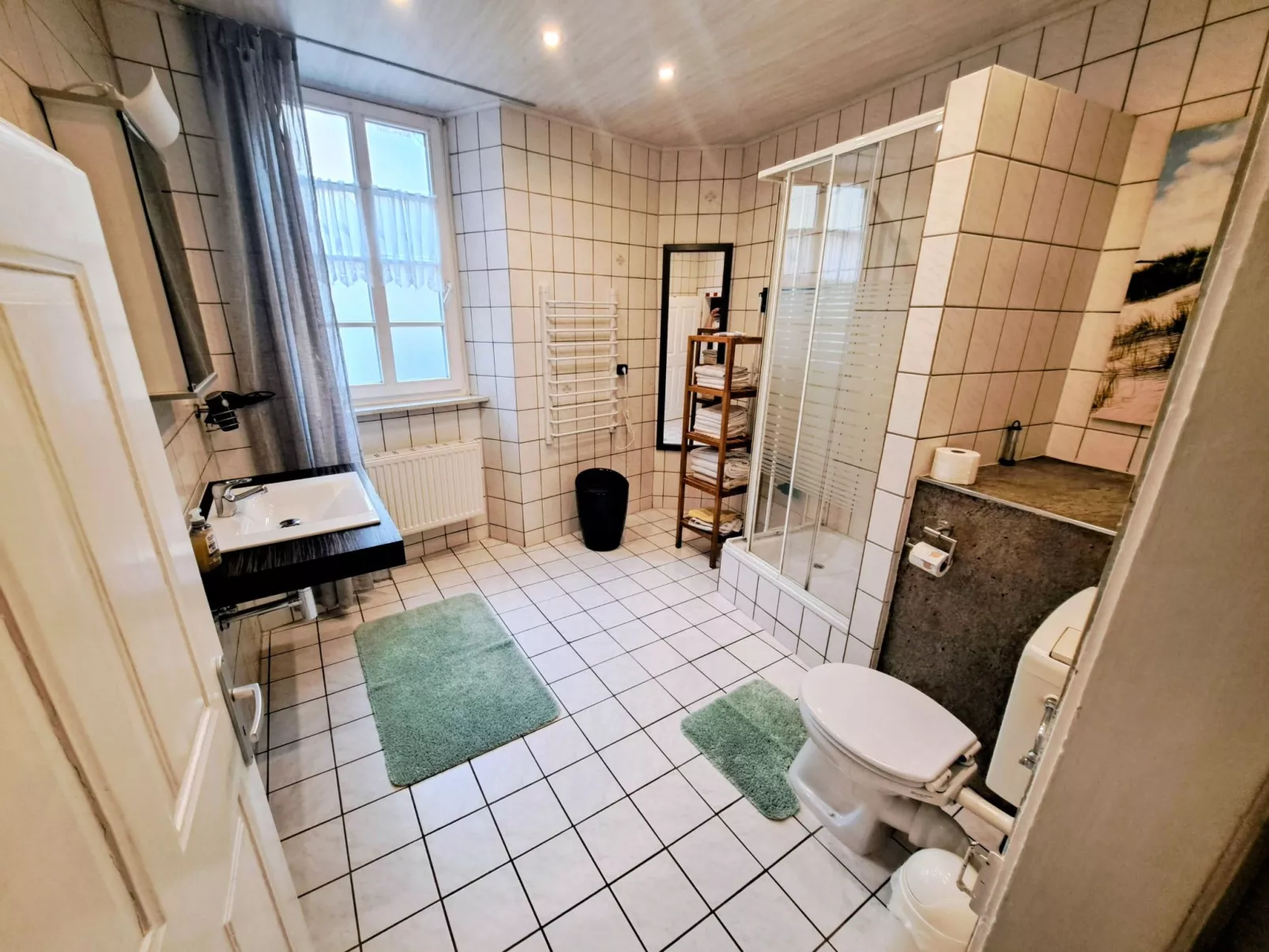 Mit Garten und Parkplatz-Drinnen