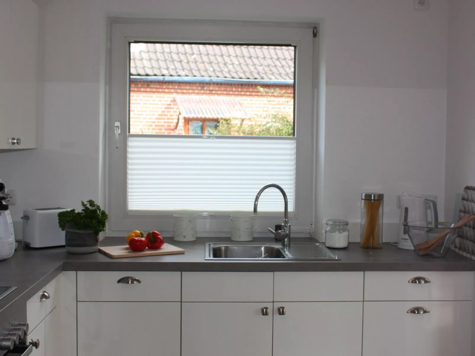 Mit Garten und Parkplatz-Inside