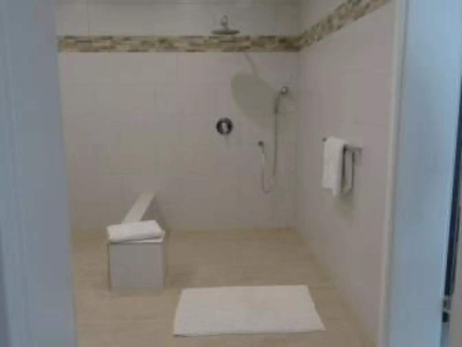 Modern eingerichtete Suite mit Terrasse-Inside