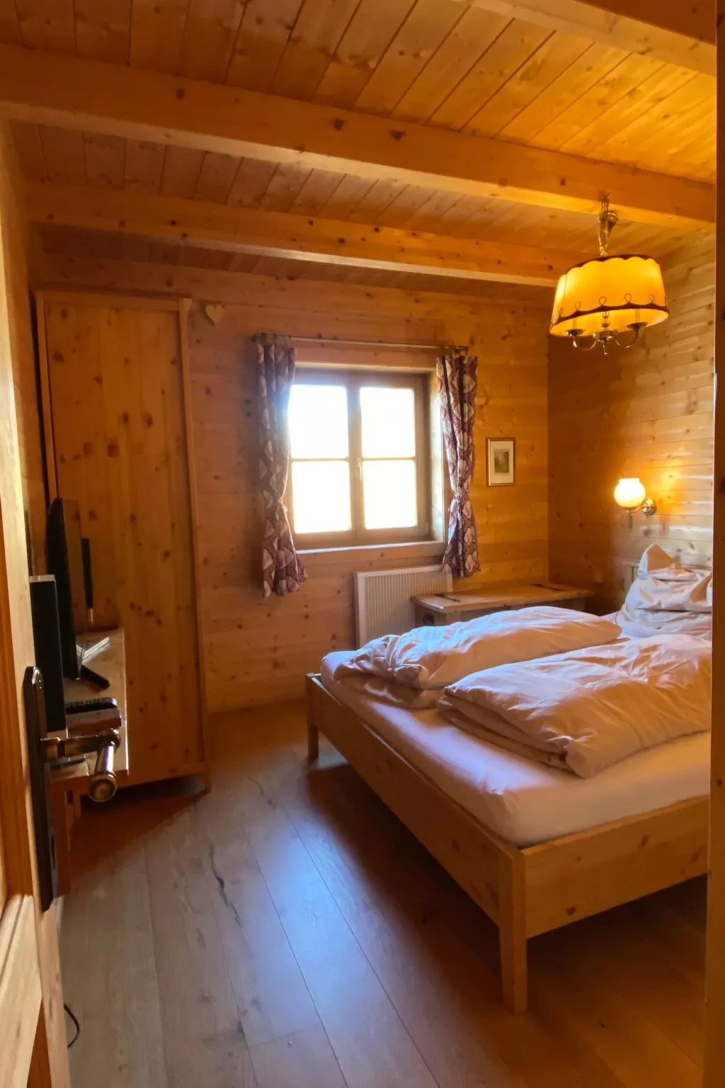 Berghütte mit Blick auf die Berge-Inside