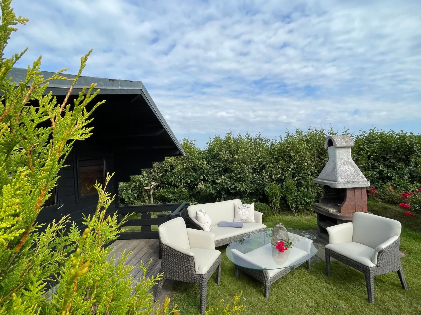 In Großmorsum mit Terrasse und Grill-Dedans