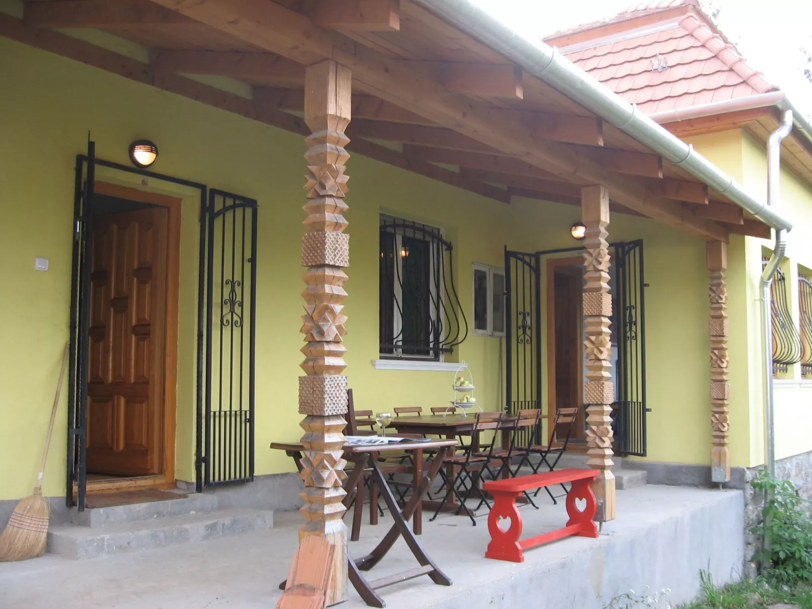 Mit biologischem Schwimmteich-Dehors