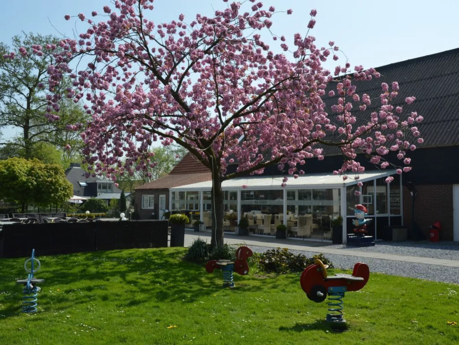 "Buurtweg221" mit Schwimmbad-Draußen