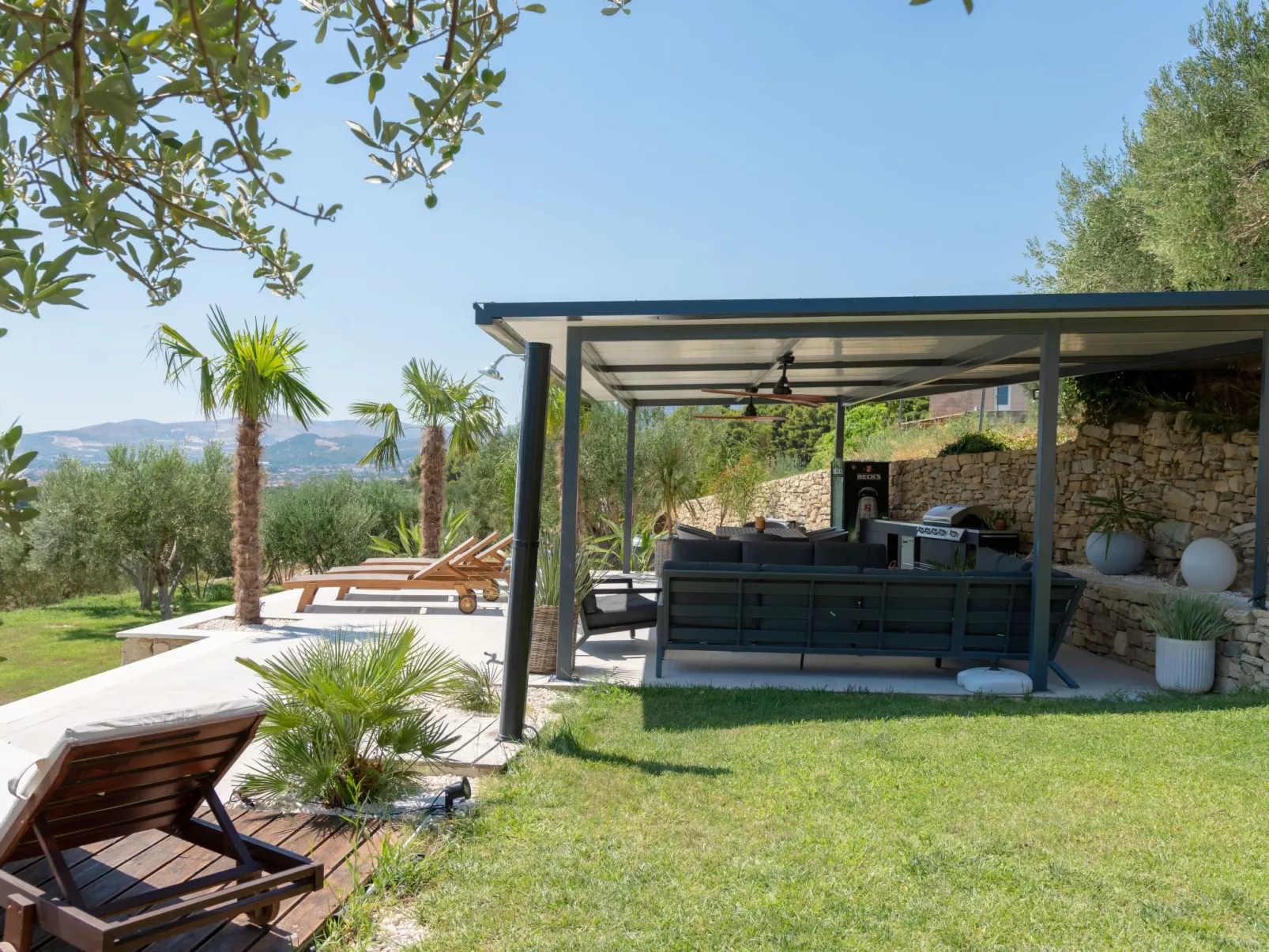 Haus für 9 Personen und 1 Kind in Kastel Luksic-Draußen