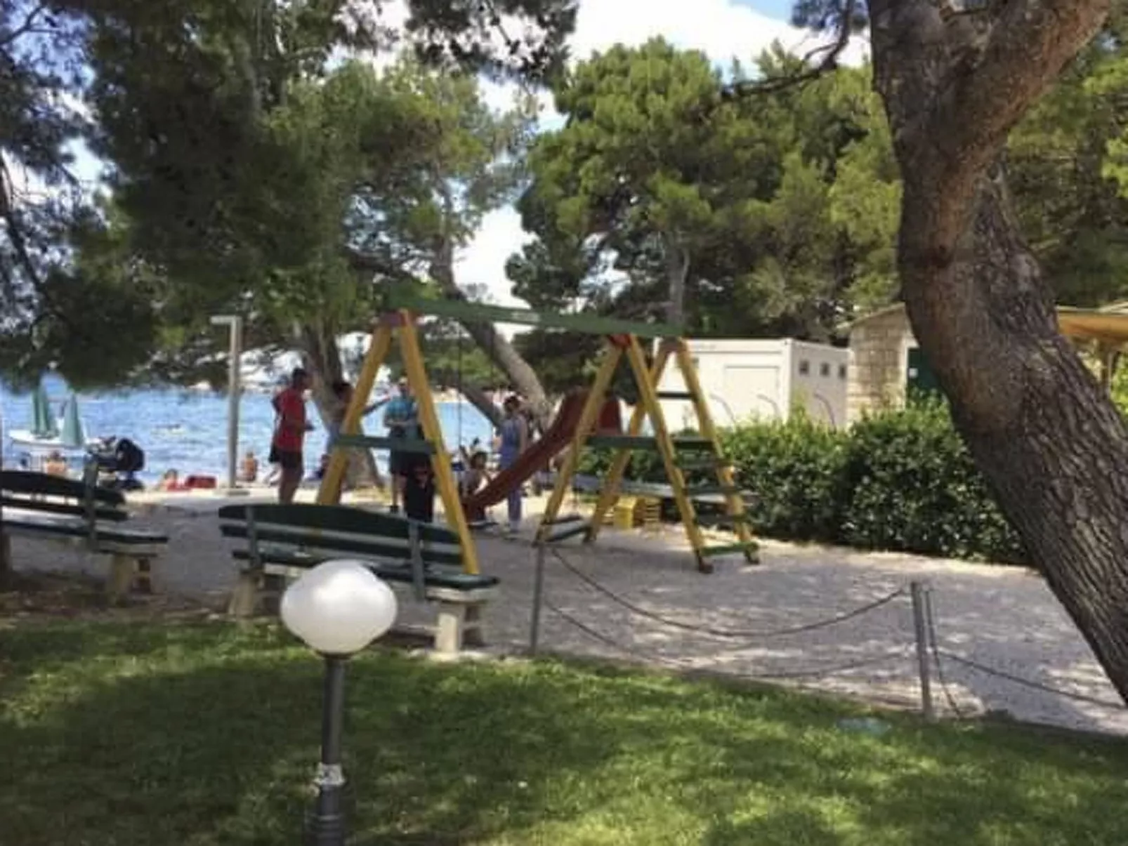 Weiße Idylle auf dem blauen Meer-Dehors