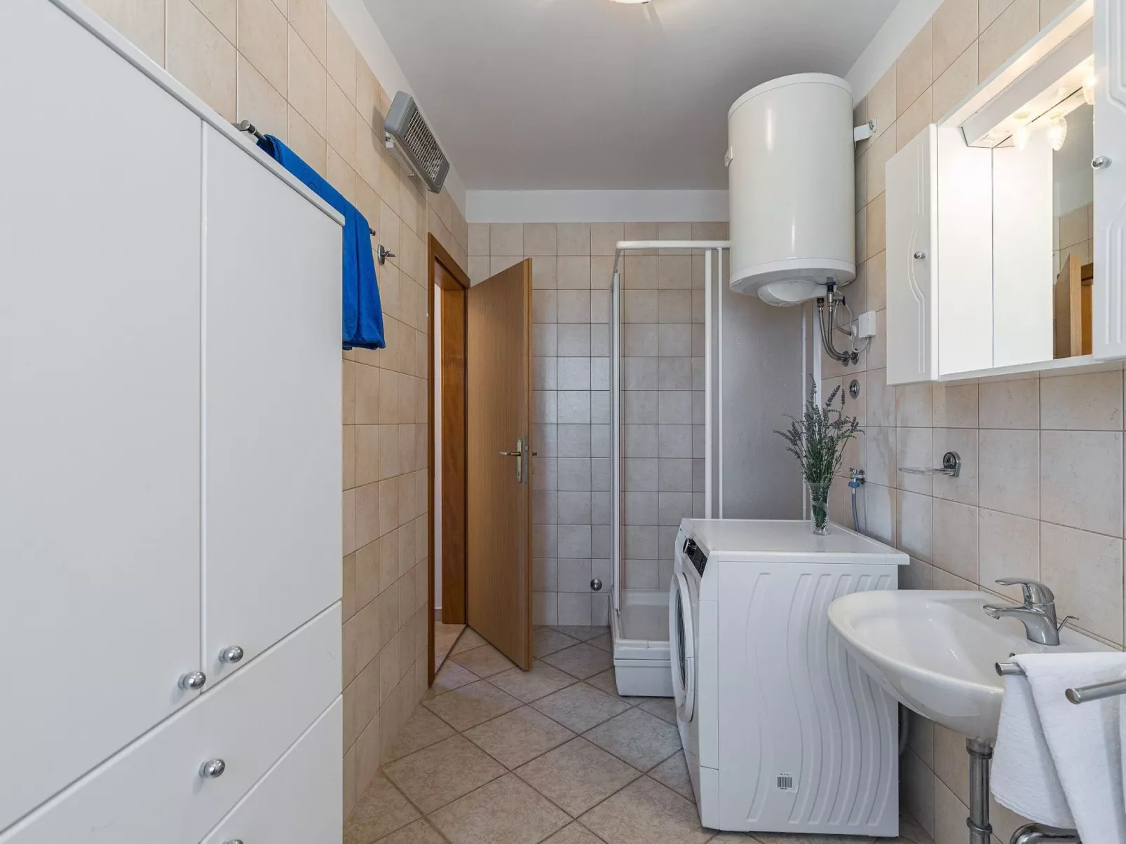 Strandnahe Ferienwohnung mit großem Garten-Drinnen