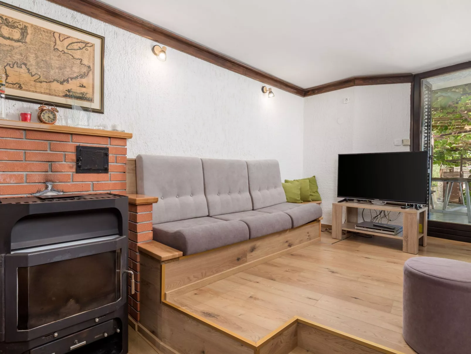 Mit großem Garten und Pool-Drinnen