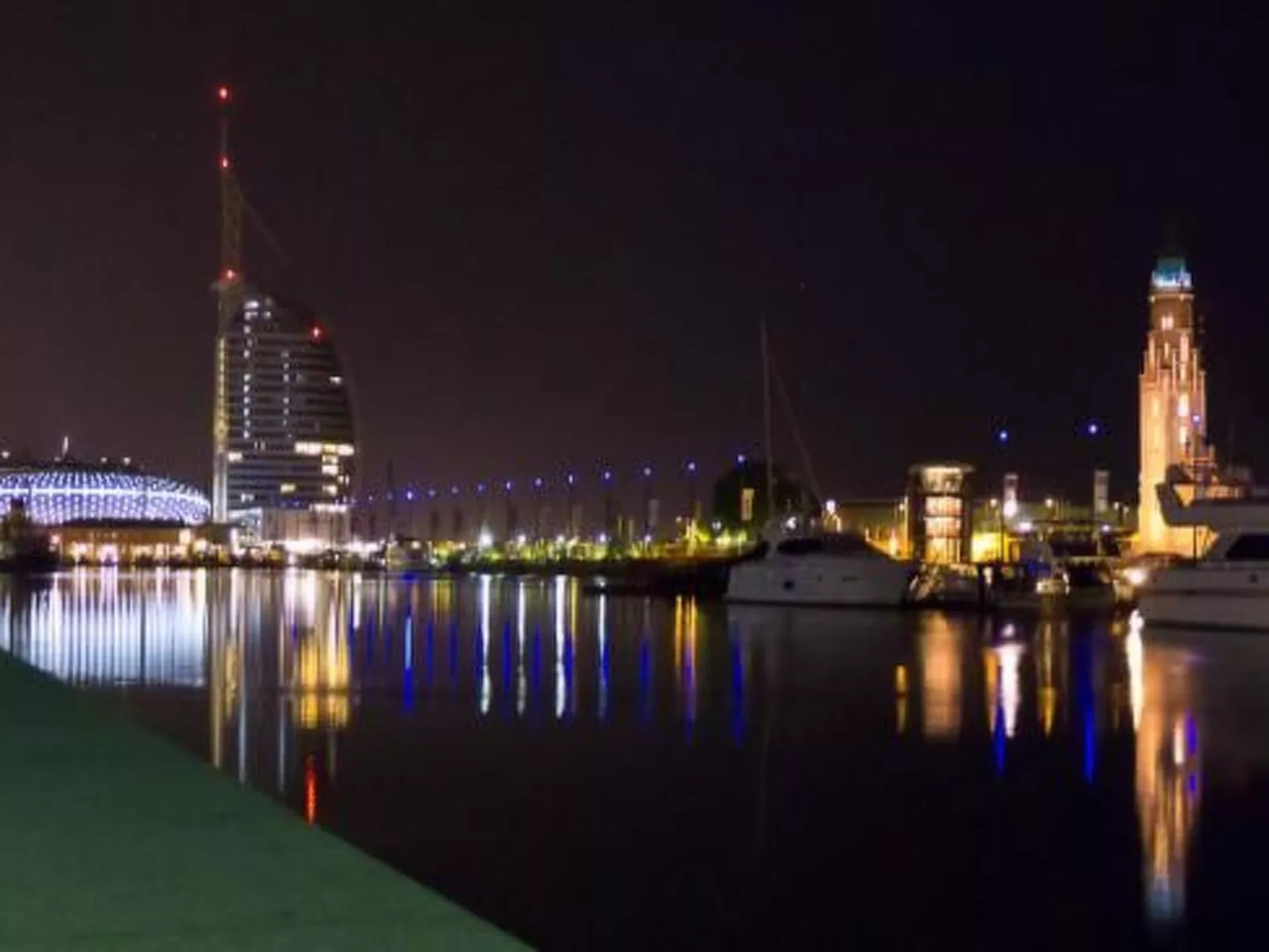 Zentrale Wohnung mit Klavier, Kunst und Design-Draußen