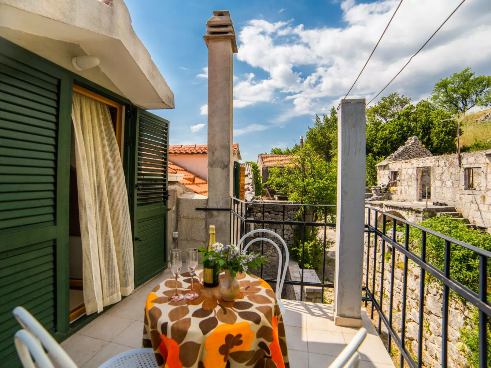 Anwesen mit Blick auf das Wasser-Draußen