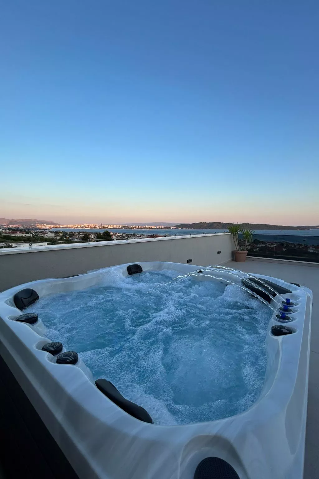 "Magnificent Lux View"-Outside