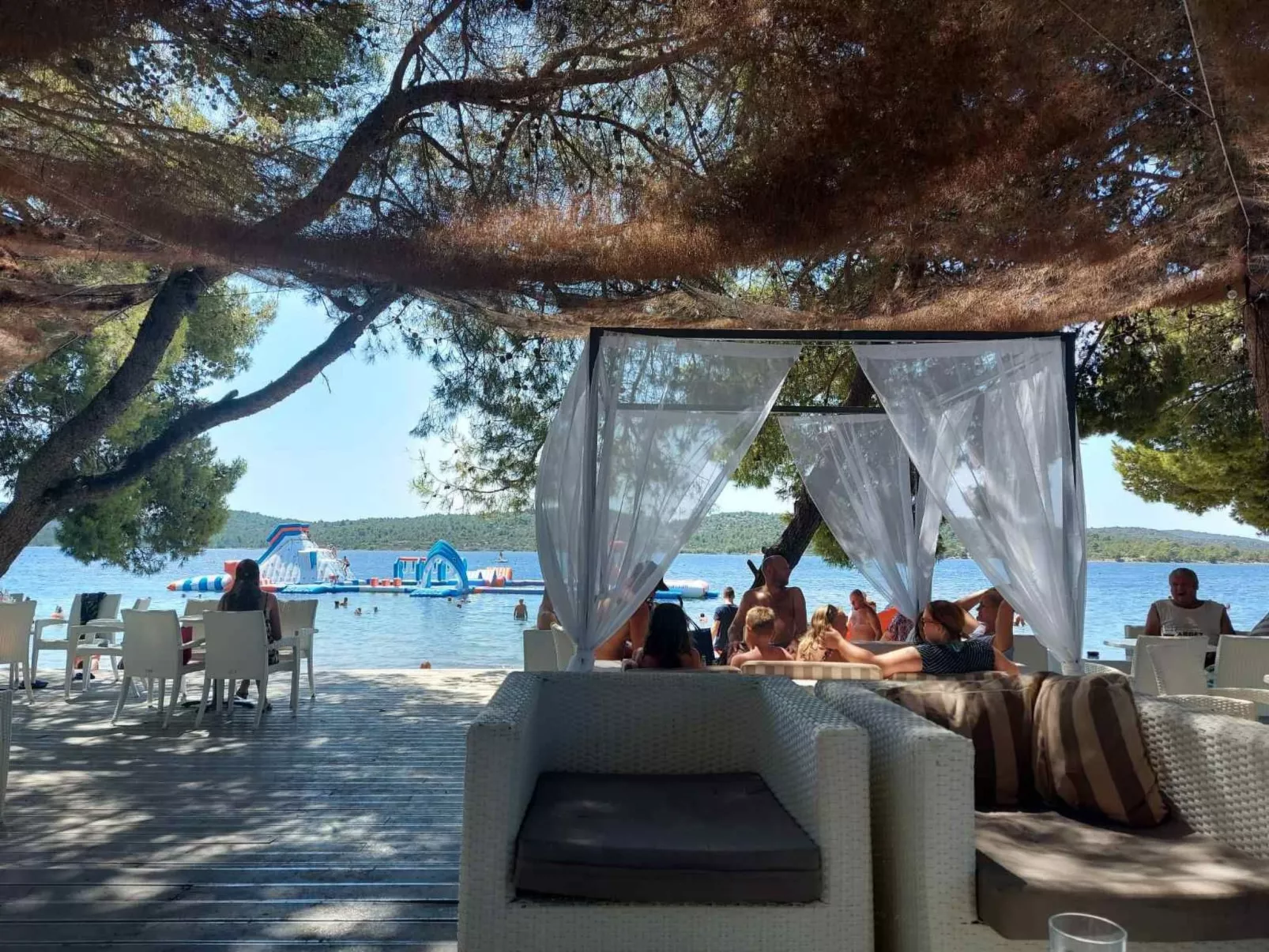 Wohnung in Pirovac mit Terrasse, Garten und Grill-Drinnen