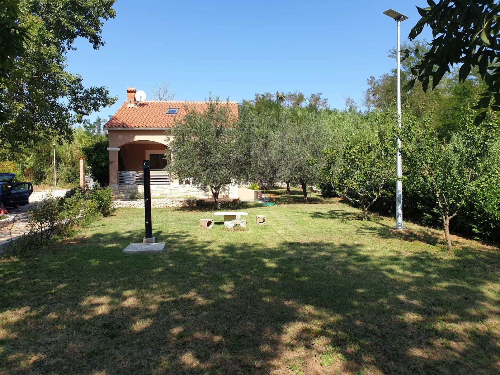 Am Fluss gelegenes Haus mit Galerieschlafplätzen-Dehors