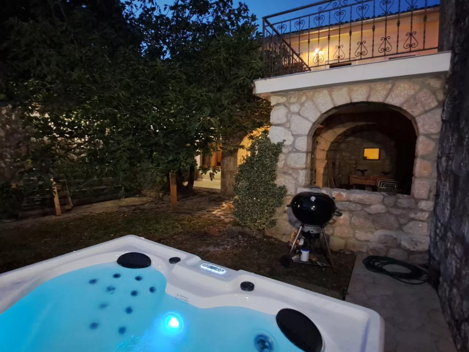 Geräumige Villa mit drei Schlafzimmern und einem ruhigen Garten-Outside