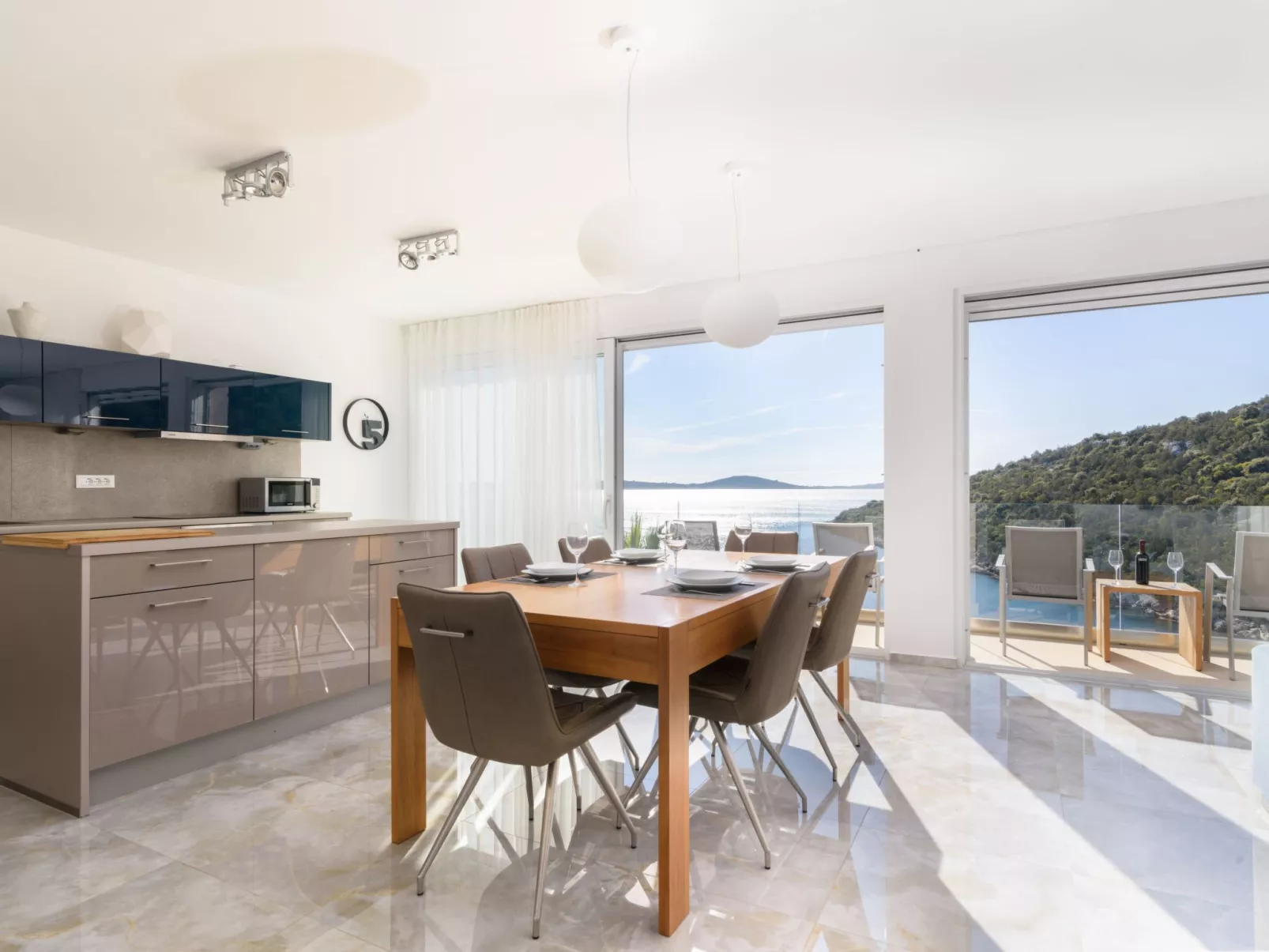 Villa by the Sea-Drinnen