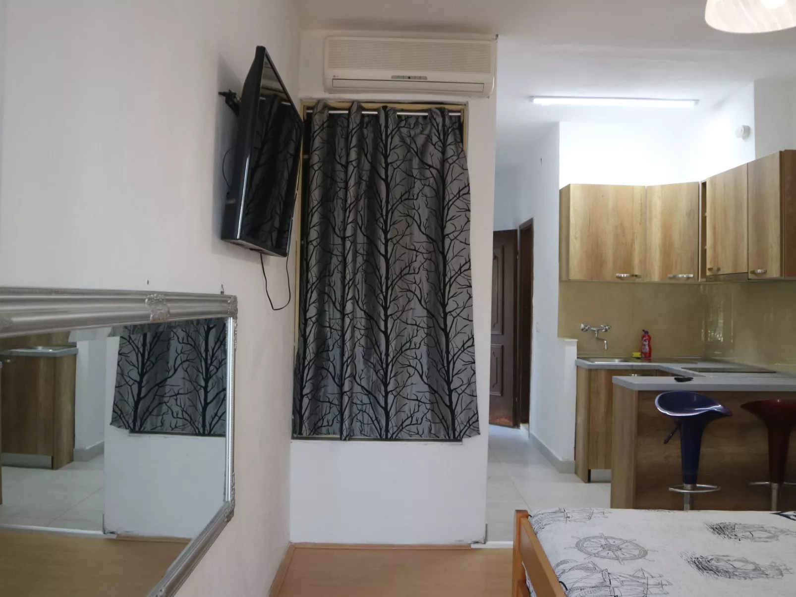 "Martina" direkt am Wasser-Drinnen