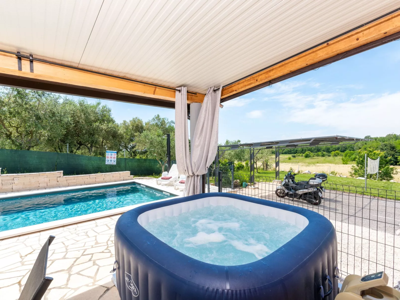 Villa Pendolina mit privatem Pool und Jacuzzi-Draußen