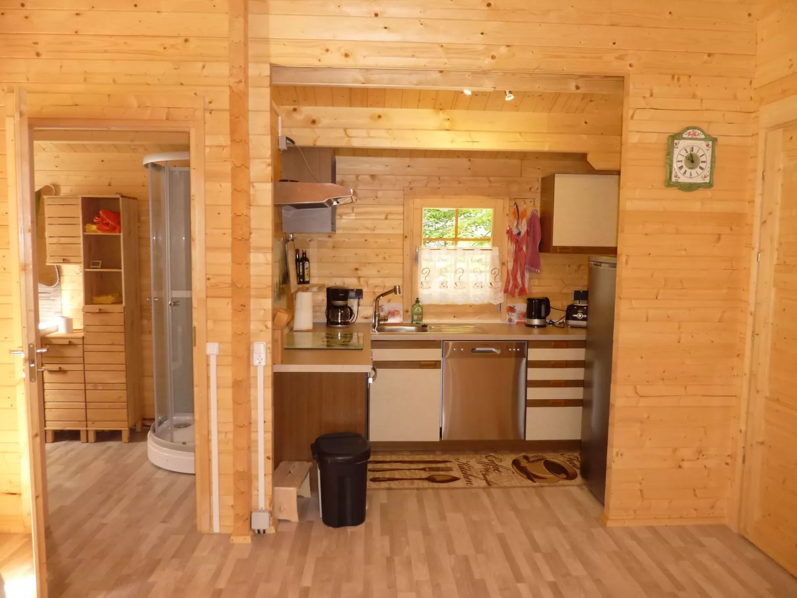 Holz-Blockhaus für vier Personen mit Terrasse-Inside