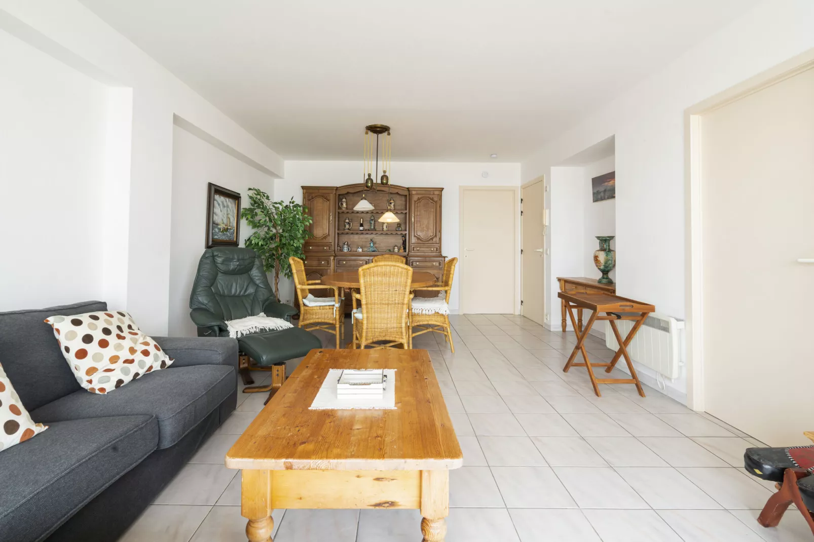 Daphne 7-Living room