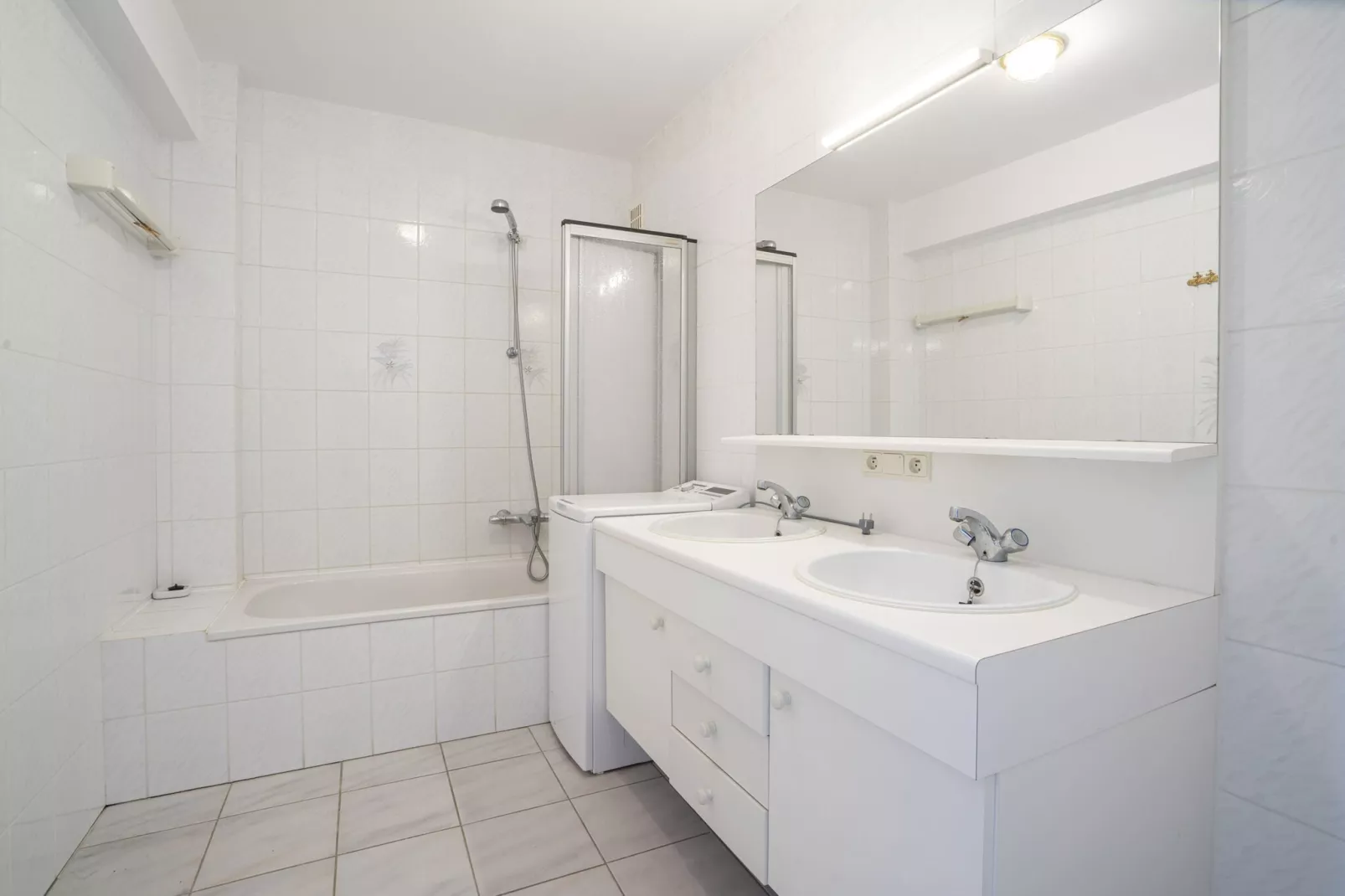 Daphne 7-Bathroom