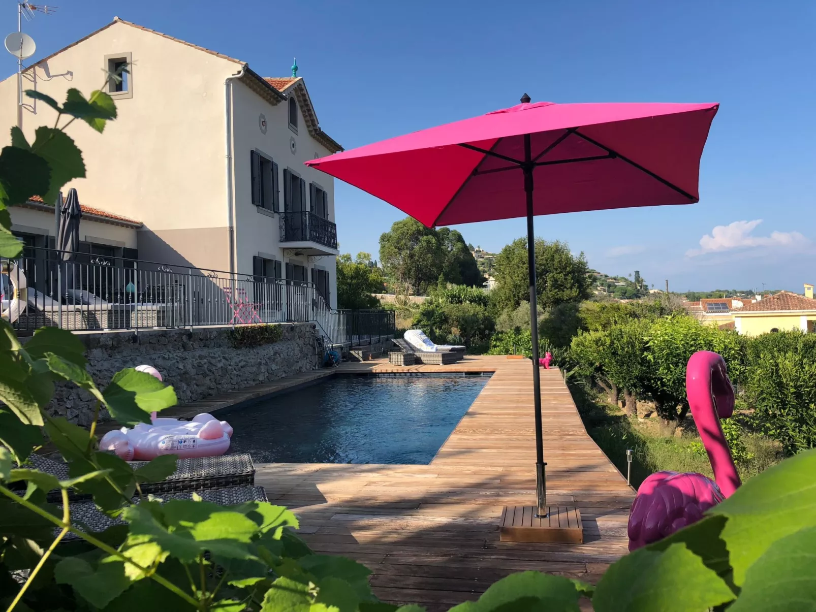 Ferienvilla mit Blick auf das Wasser-Outside