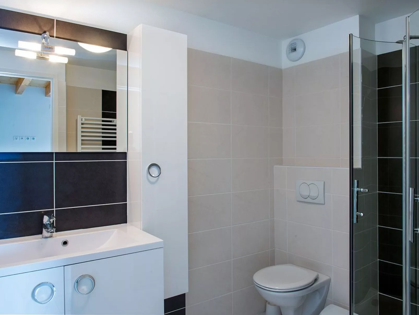 Wohnung mit Blick auf das Wasser-Inside