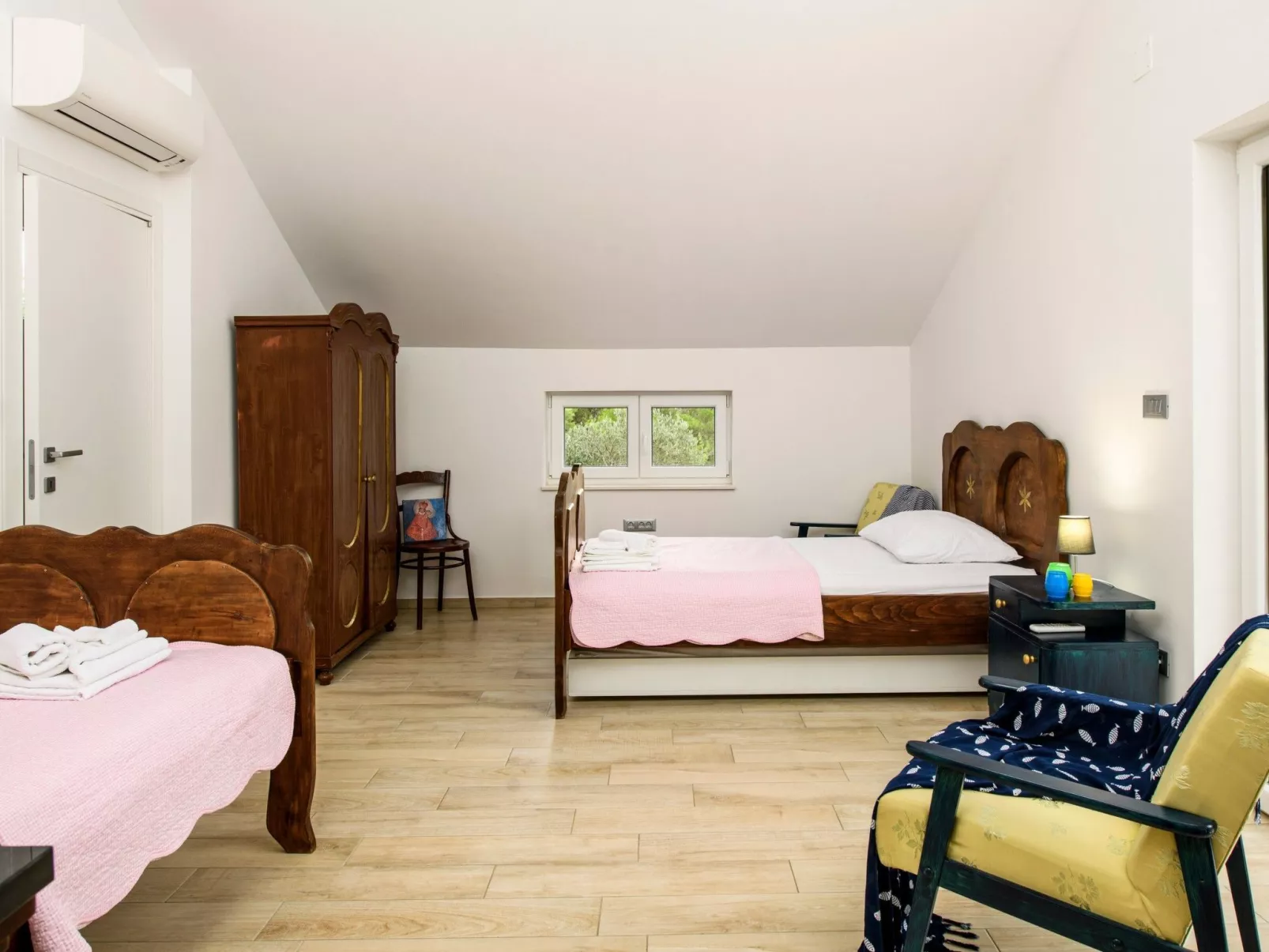 Alleinstehendes Ferienhaus mit Pool und drei Sch-Inside