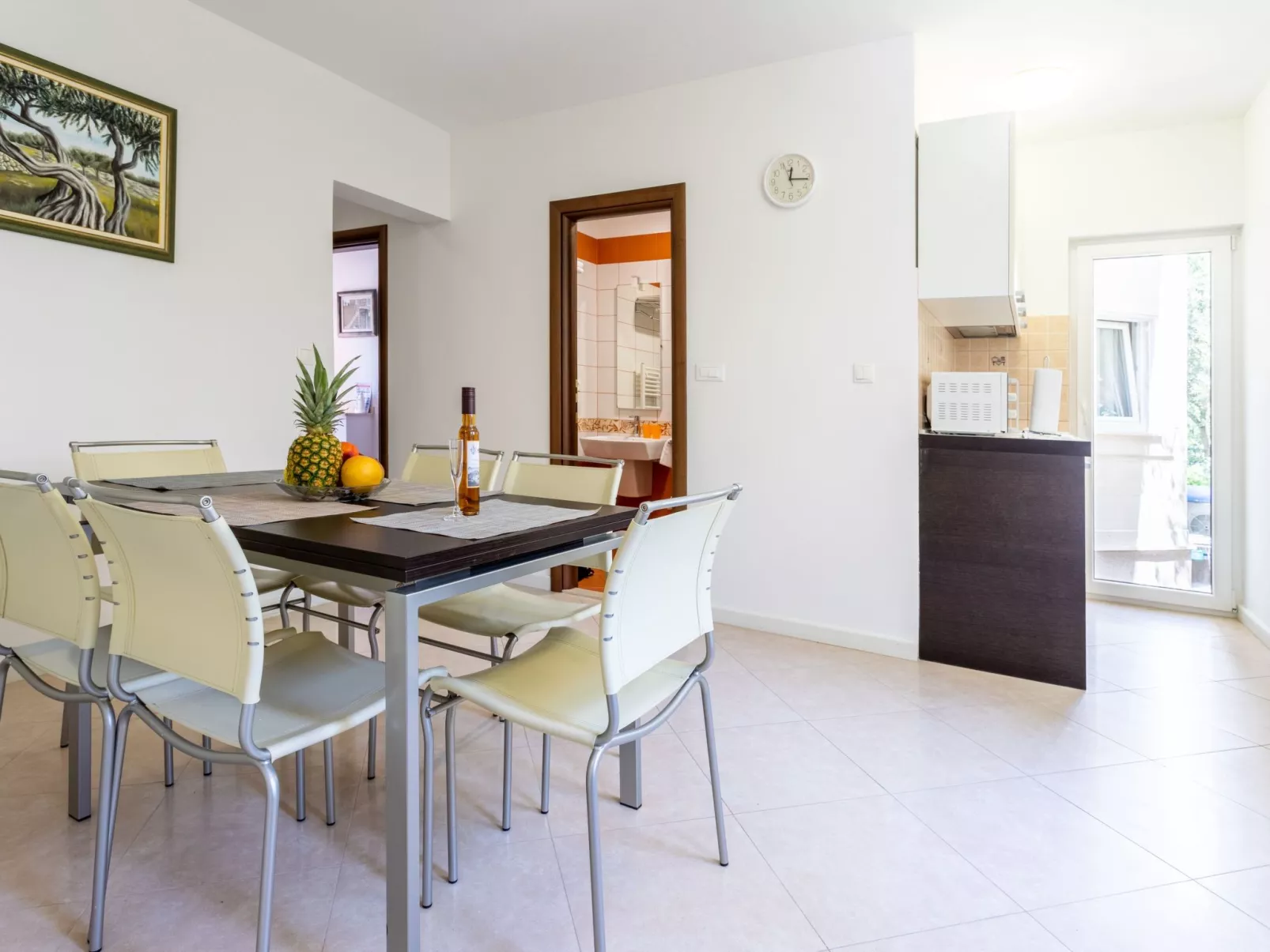 Geräumige Ferienwohnung mit privatem Sonnenbalkon-Dedans