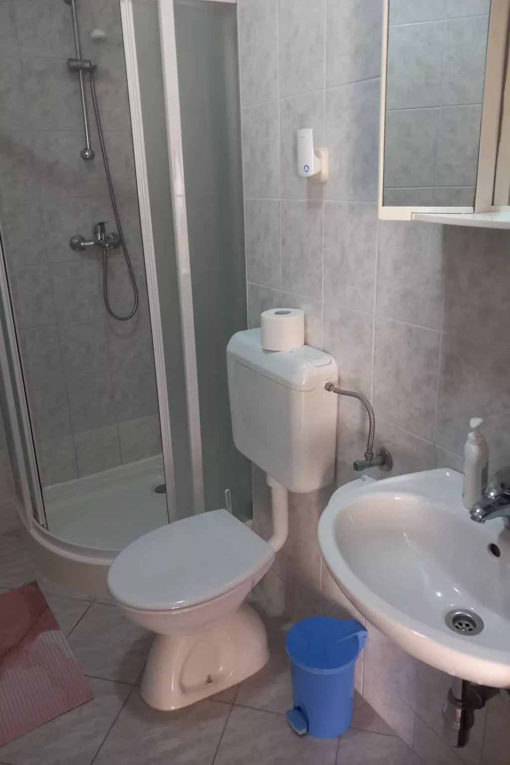 "Apartment Mate 3"-Drinnen