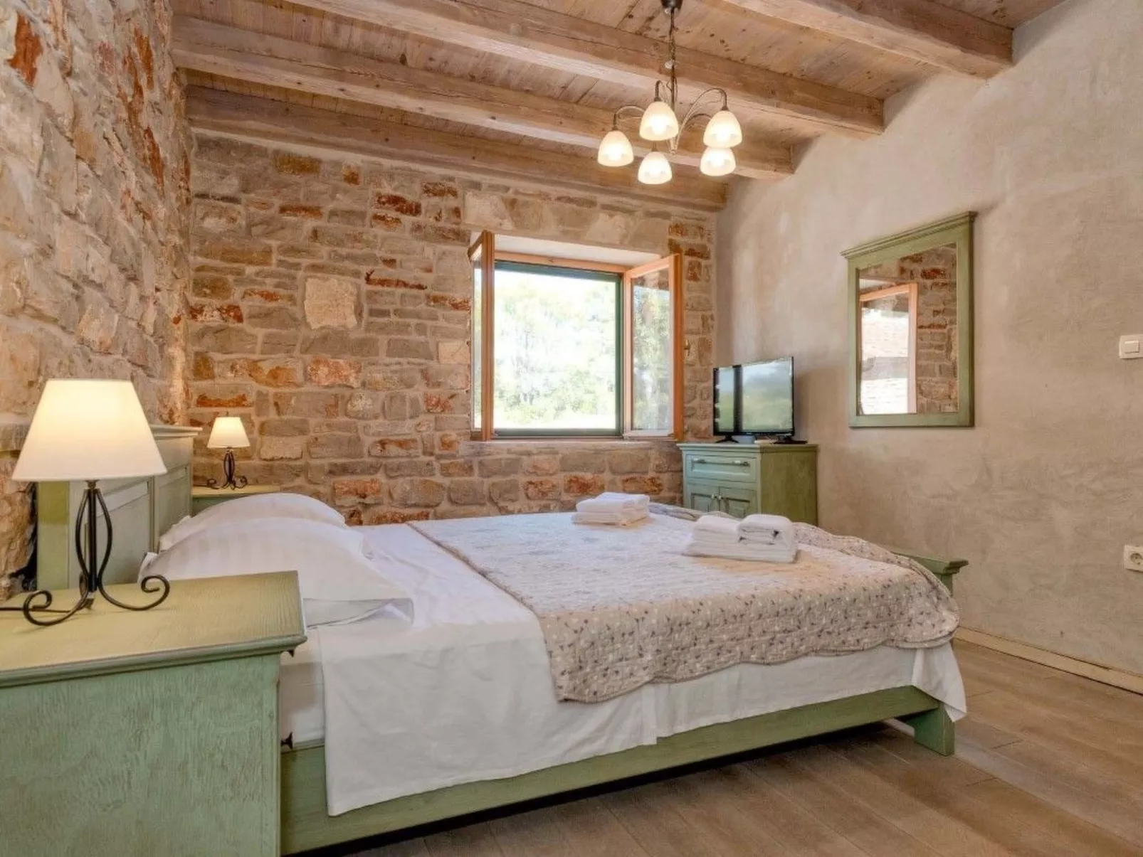 Villa Aristea bestehend aus drei Häusern-Drinnen