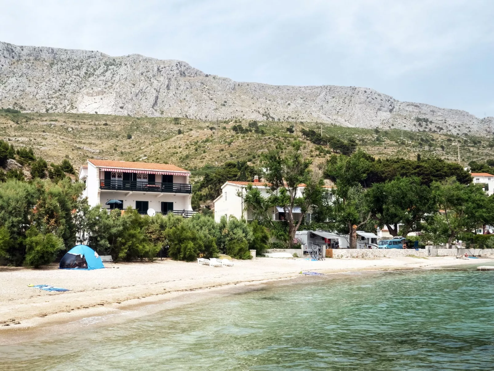 Große Ferienwohnung in Duće mit Privatem Balkon und Meerblick-Outside