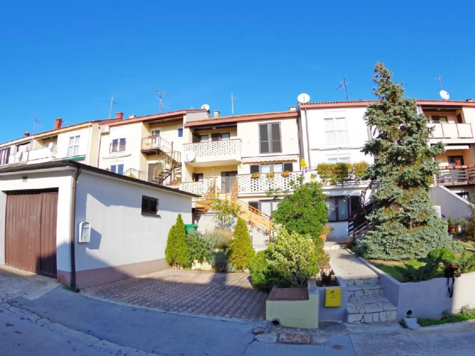 "Jela" mit Terrasse-Outside