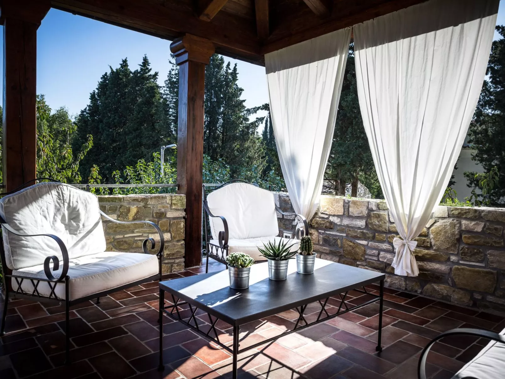 Mit privatem Pool-Dehors