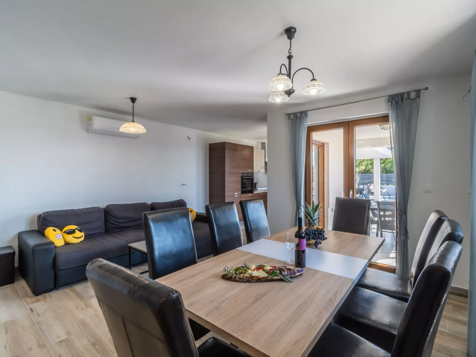 Elegantes Escape mit Pool und Panoramablick-Dedans