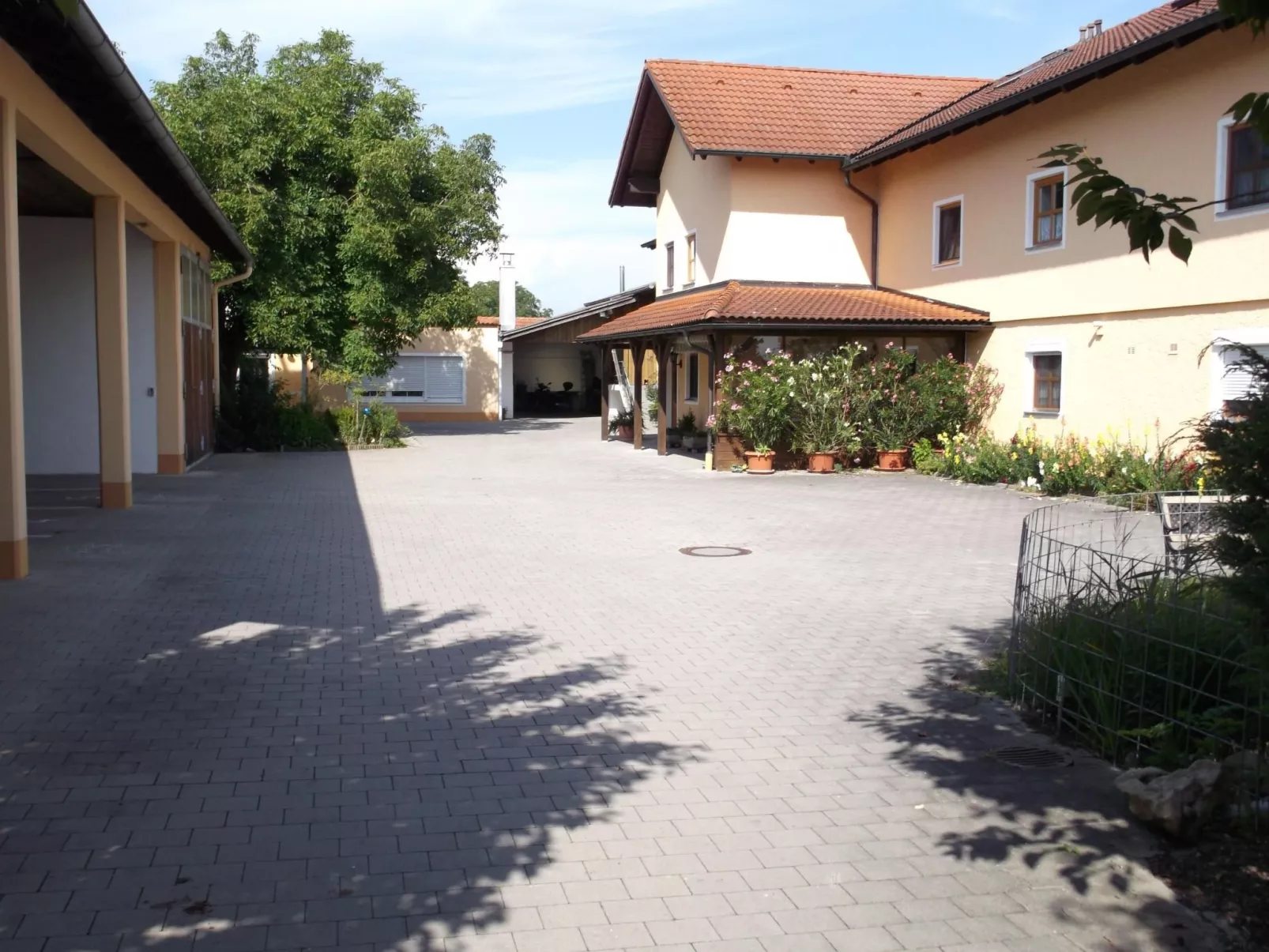 Appartementhaus mit Balkon und Gemeinschaftsgart - Outside