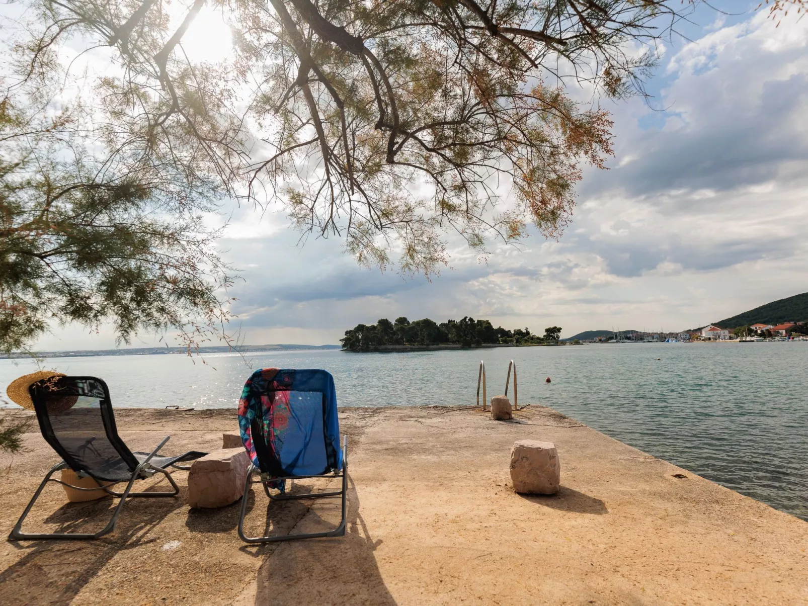 Traditionelles Steinhaus am Meer in Preko-Draußen