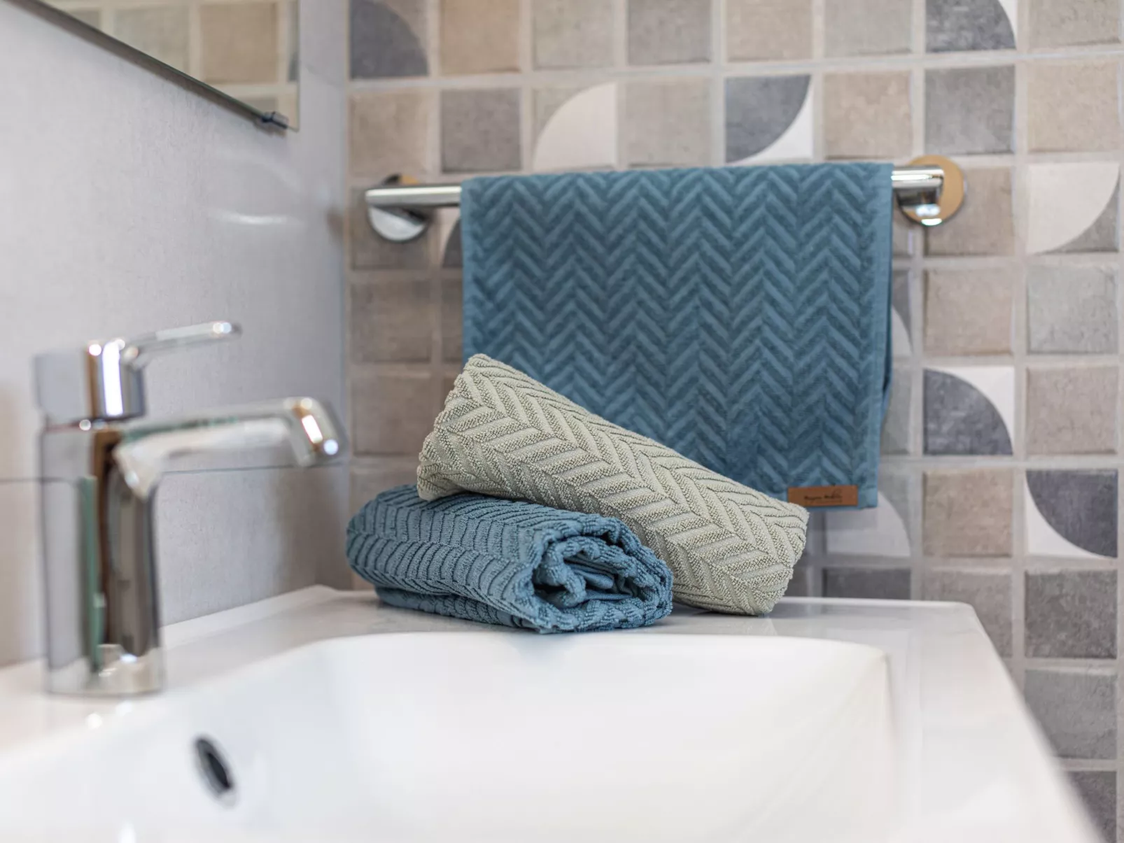 App mit Meerblick und Pool für 2-4 Personen-Drinnen